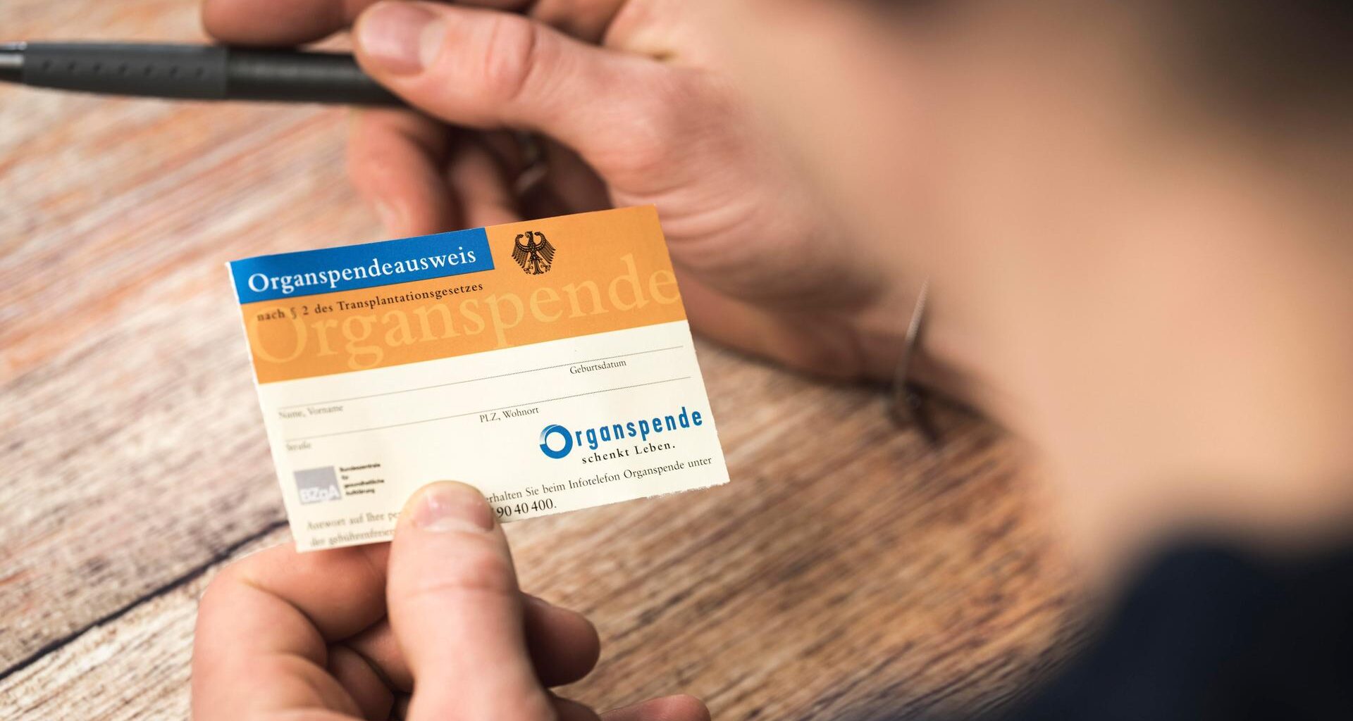 Eine Person füllt einen Organspendeausweis aus.