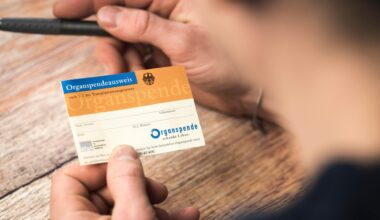 Eine Person füllt einen Organspendeausweis aus.