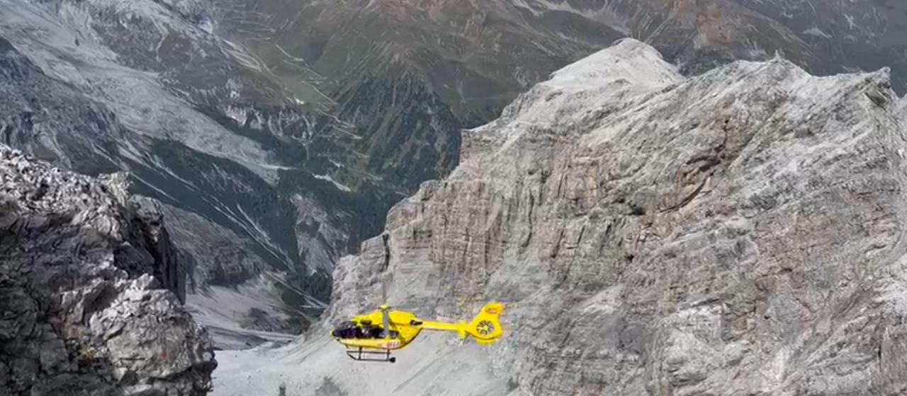 Ein Hubschrauber der Bergrettung fliegt über den Ortler (Archiv)