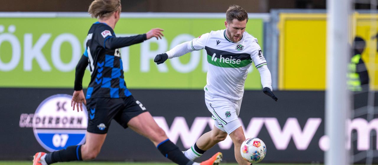 Hannovers Benjamin Källman (r.) erzielt das Führungstor gegen Paderborn.