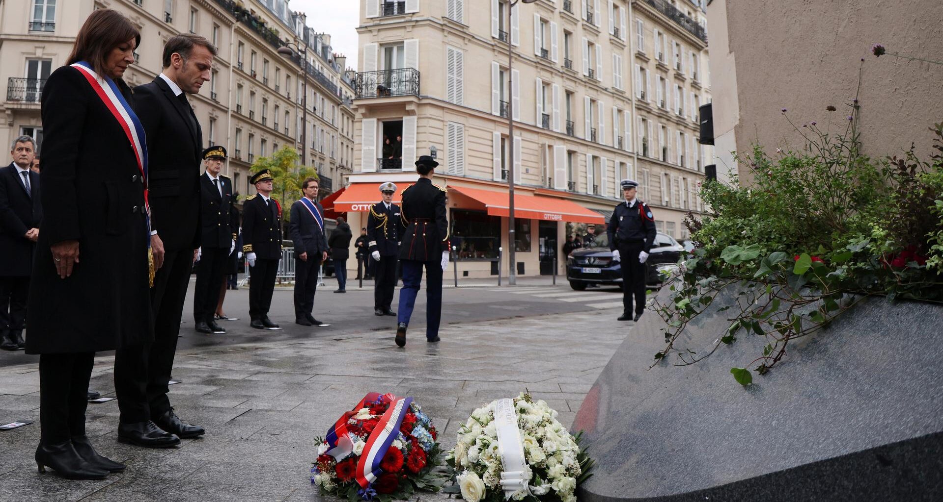Frankreichs Präsident Macron und die Pariser Bürgermeisterin Hidalgo gedenken der Opfer der Terroranschläge in Paris vor zehn Jahren nahe der Cafés "Le Petit Combodge" und "Le Carillon".