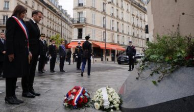 Frankreichs Präsident Macron und die Pariser Bürgermeisterin Hidalgo gedenken der Opfer der Terroranschläge in Paris vor zehn Jahren nahe der Cafés "Le Petit Combodge" und "Le Carillon".