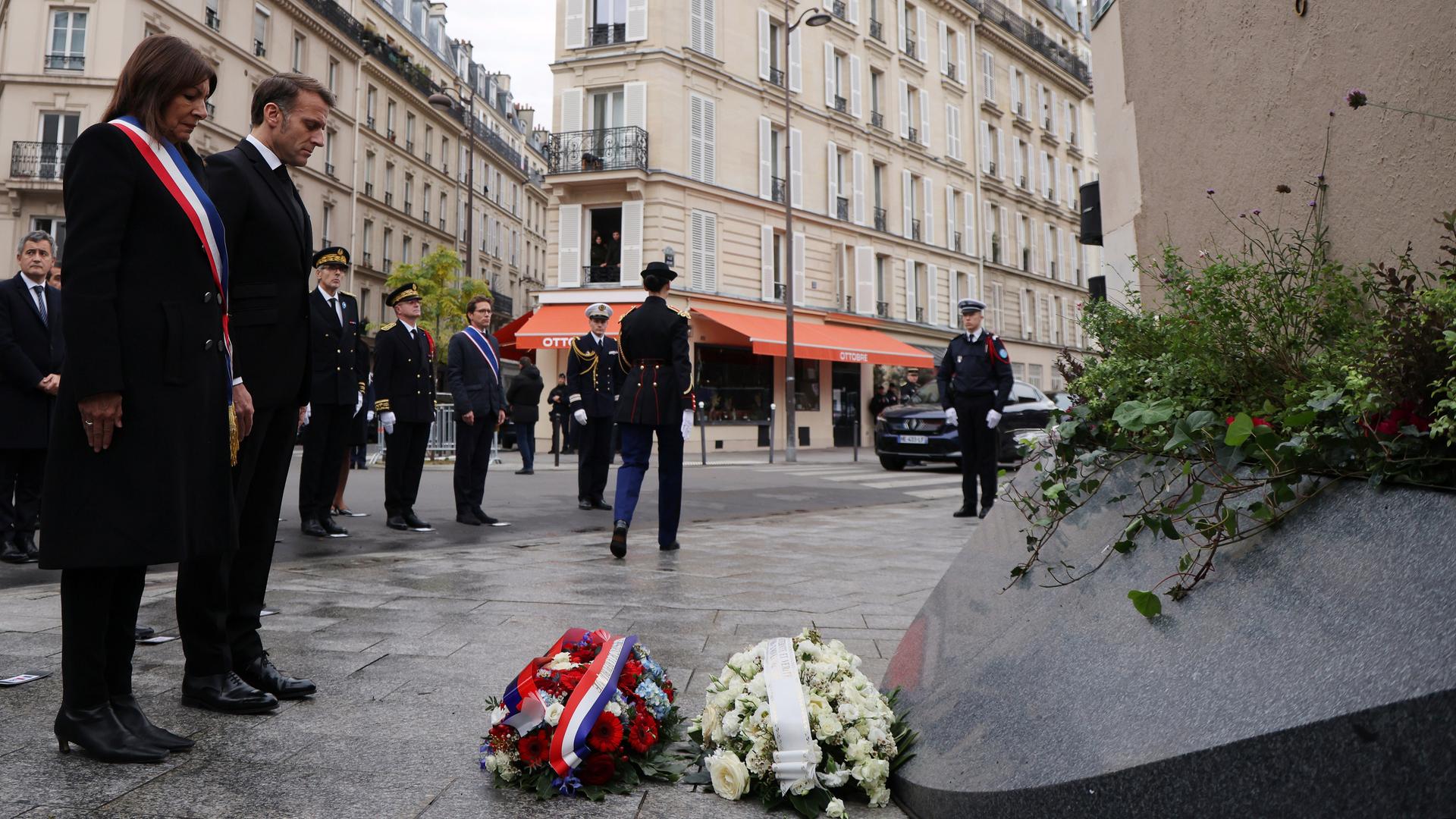 Frankreichs Präsident Macron und die Pariser Bürgermeisterin Hidalgo gedenken der Opfer der Terroranschläge in Paris vor zehn Jahren nahe der Cafés "Le Petit Combodge" und "Le Carillon". Frankreichs Präsident Macron und die Pariser Bürgermeisterin Hidalgo gedenken der Opfer der Terroranschläge in Paris vor zehn Jahren nahe der Cafés "Le Petit Combodge" und "Le Carillon".