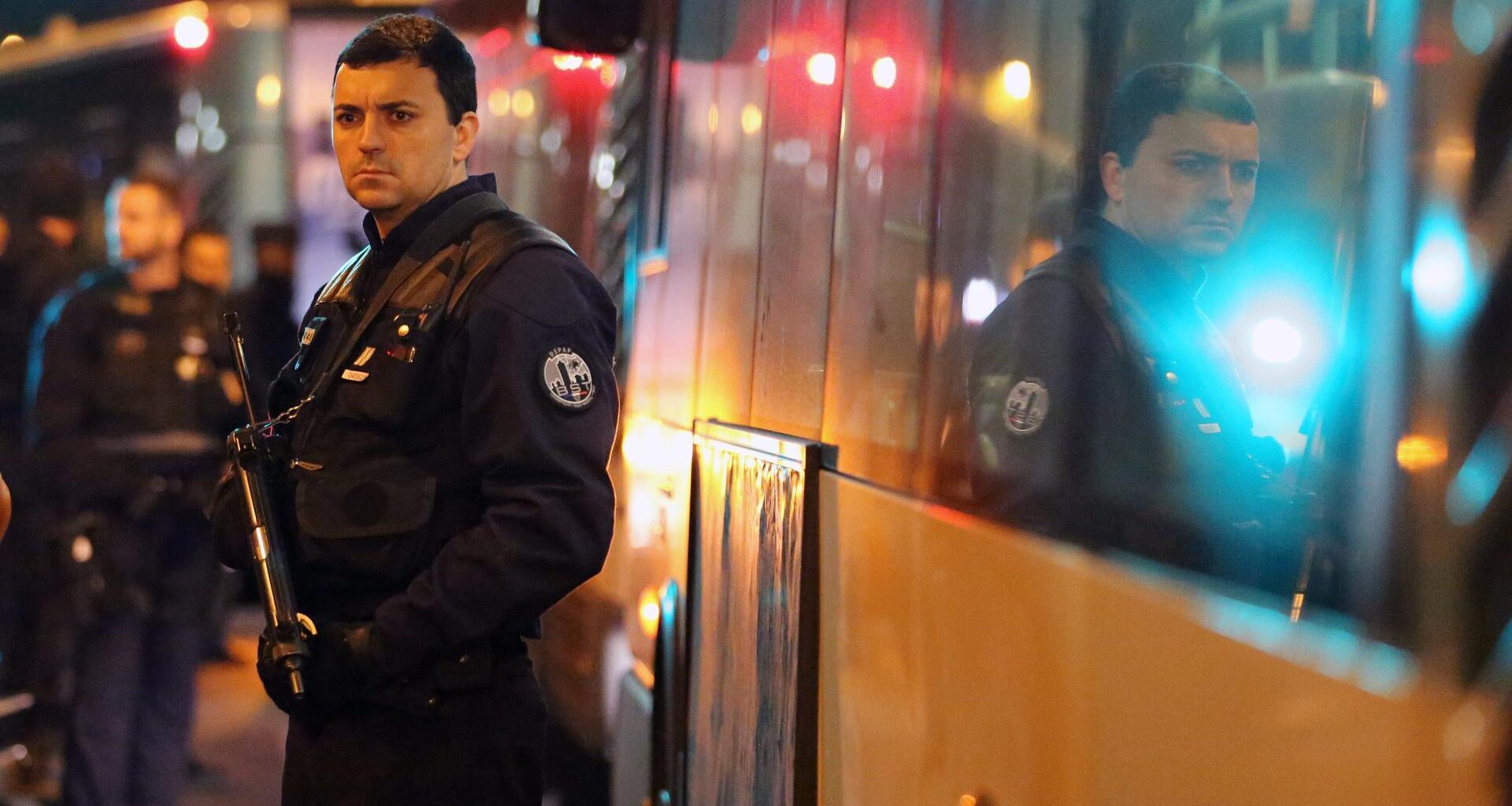 Sicherheitskräfte mit Schusswaffen: Sie stehen vor dem Konzertsaal Bataclan wenige Minuten nach dem Anschlag vom 13.11.2015.