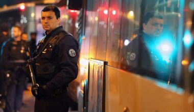 Sicherheitskräfte mit Schusswaffen: Sie stehen vor dem Konzertsaal Bataclan wenige Minuten nach dem Anschlag vom 13.11.2015.