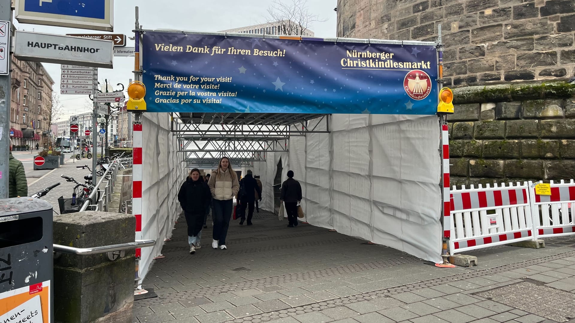 Passanten laufen durch einen provisorischen Tunnel am Königstorturm: Die Konstruktion soll vor Schutz bieten vor herabfallender Teile. Passanten laufen durch einen provisorischen Tunnel am Königstorturm: Die Konstruktion soll vor Schutz bieten vor herabfallender Teile.