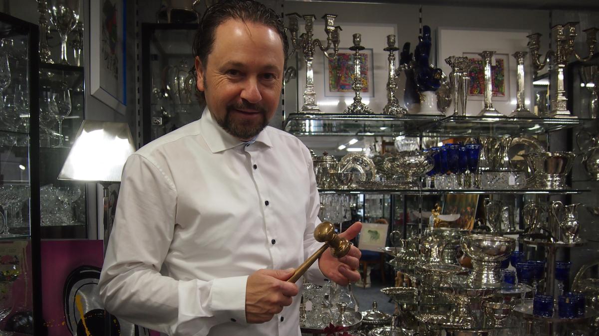 Wolfgang Pauritsch verkauft Ersteigertes im Allgäu