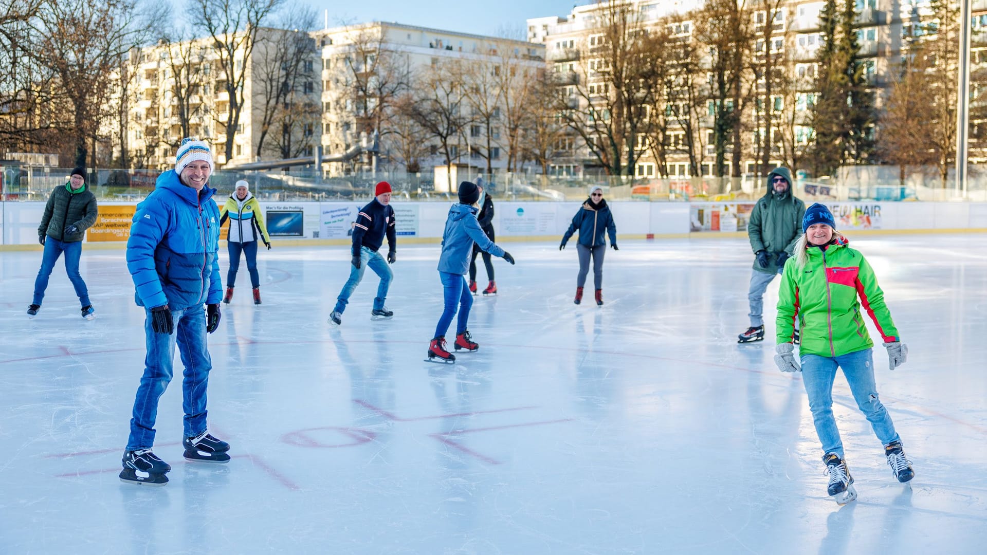 Platz dürfte genug da sein: Auf rund 1.800 Quadratmetern Eisfläche können sich Eisläufer bei Musik und Flutlicht bewegen (Archivbild).