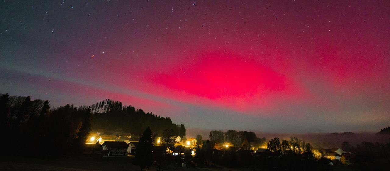  Polarlichter sind am frühen Mittwochmorgen in Kirchberg Im Wald, Bayern zu sehen.