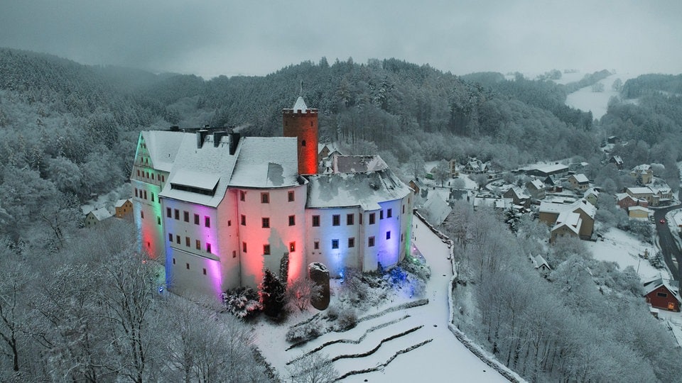 Burg Scharfenstein lässt Polarlichter über dem Zschopautal tanzen