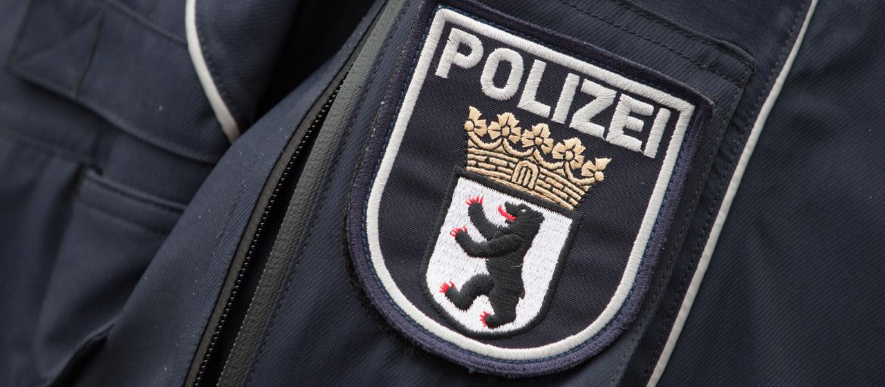 Das Wappen der Berliner Polizei an einer Polizeijacke. | dpa Das Wappen der Berliner Polizei an einer Polizeijacke.