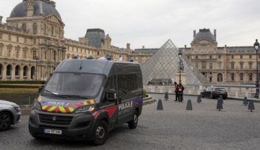 Ein Mannschaftswagen der Polizei in Frankreich steht vor dem Louvre in Paris