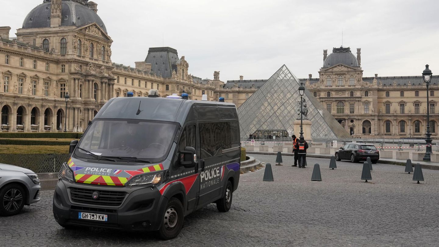 Ein Mannschaftswagen der Polizei in Frankreich steht vor dem Louvre in Paris