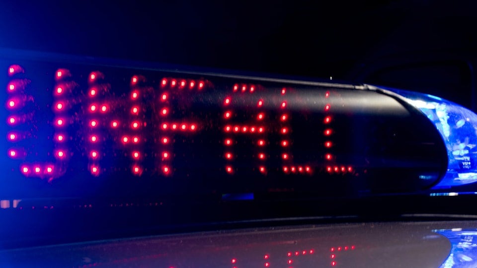 B100 und A9: Zwei Schwerverletzte nach Unfällen im Saalekreis