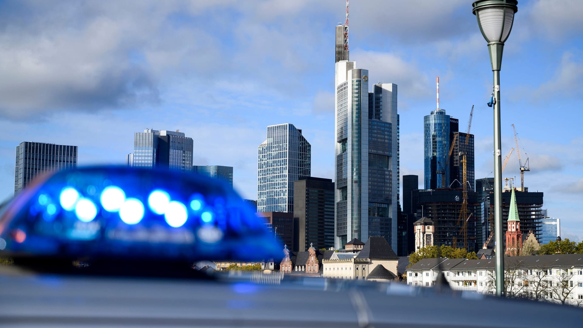 Polizeiauto vor der Frankfurter Skyline (Archivbild): Der Täter konnte unerkannt entkommen.