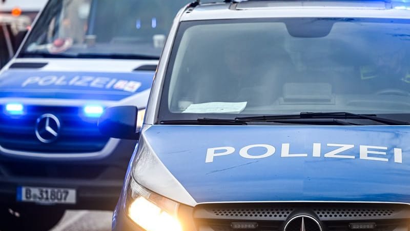 Polizeiautos mit eingeschaltetem Blaulicht (Symbolbild): Der 17-Jährige soll auch antisemitische Parolen geäußert haben.