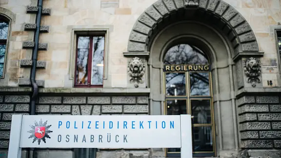 Blick auf den Eingang der Polizeidirektion Osnabrück.