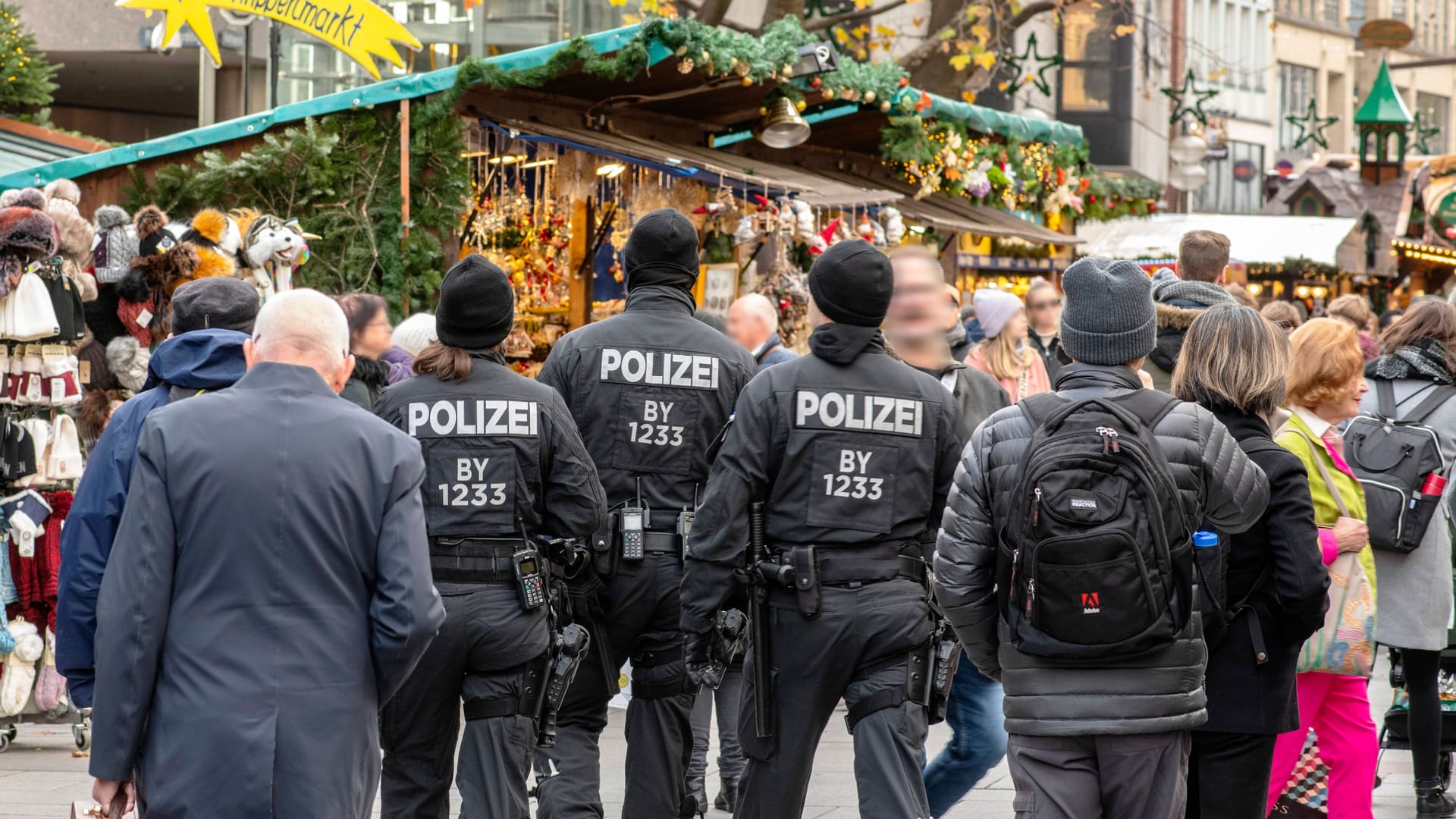 Polizeistreife auf dem Münchner Christkindlmarkt am Marienplatz (Archivbild):