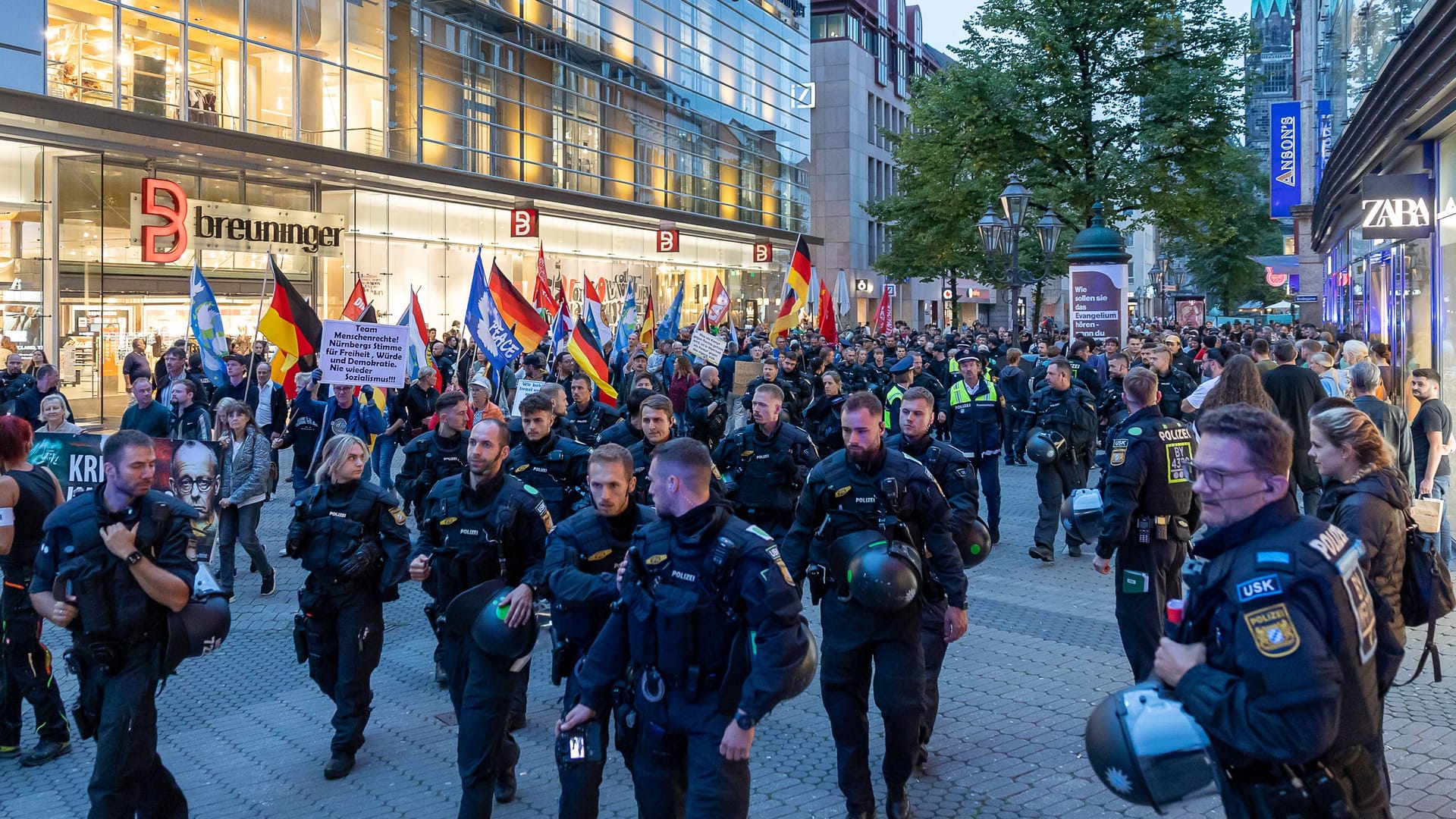 Polizisten bei einer Demonstration in der Nürnberger Innenstadt (Archivfoto): Auch am Samstagnachmittag kam es hier zu mehreren Kundgebungen. Polizisten bei einer Demonstration in der Nürnberger Innenstadt (Archivfoto): Auch am Samstagnachmittag kam es hier zu mehreren Kundgebungen.