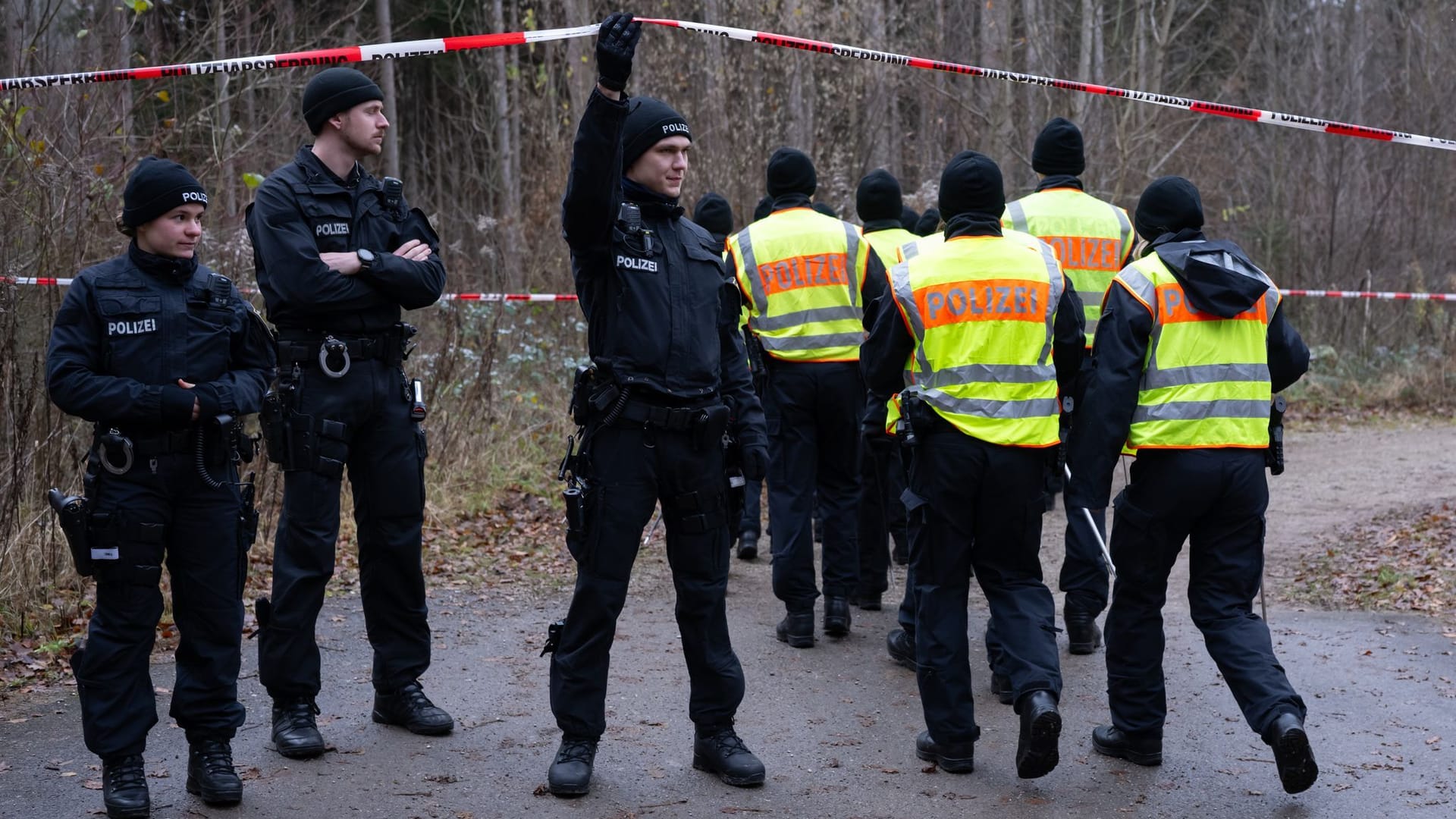 Polizisten durchsuchen ein Waldstück im Forstenrieder Park. Ein Spaziergänger hatte am Donnerstag eine Frauenleiche gefunden. Polizisten durchsuchen ein Waldstück im Forstenrieder Park. Ein Spaziergänger hatte am Donnerstag eine Frauenleiche gefunden.