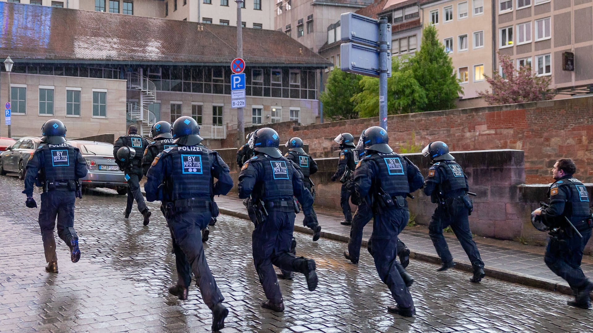 Polizisten in Nürnberg am Rande einer Demo (Archivfoto): Am Montagabend kam es in der Südstadt erneut zu Demonstrationen. Polizisten in Nürnberg am Rande einer Demo (Archivfoto): Am Montagabend kam es in der Südstadt erneut zu Demonstrationen.
