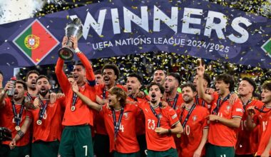 Portugals Spieler, darunter auch Portugals Stürmer Nr. 07 Cristiano Ronaldo, feiern mit dem Pokal nach dem Sieg im Endspiel der UEFA Nations League zwischen Portugal und Spanien am 8. Juni 2025 in München, Süddeutschland. (Foto: John MACDOUGALL / AFP)