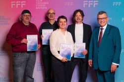 Matthias Damm (Casablanca Filmkunsttheater Nürnberg), Gerrit Zachrich und Diana Linz (Lichtspiel Bamberg), Peter Zwingmann (Lamm Lichtspiele Erlangen), Medienminister Dr. Florian Herrmann.) -Foto: FilmFernsehFonds Bayern
