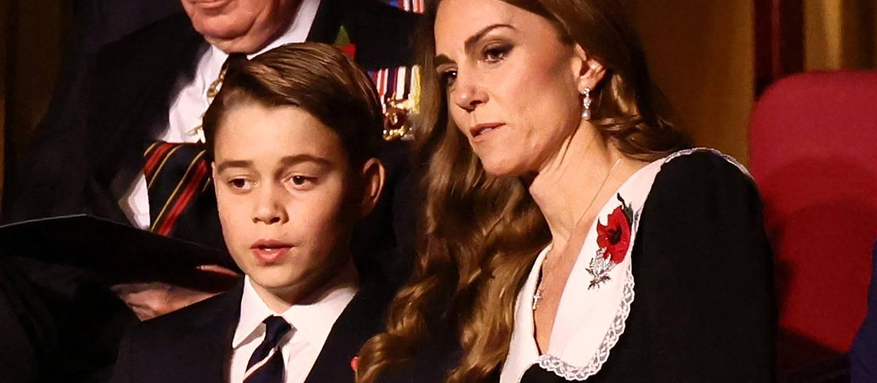 Prinz George neben seiner Mutter, Prinzessin Kate | IMAGO / Spotlight Royal Prinz George neben seiner Mutter, Prinzessin Kate