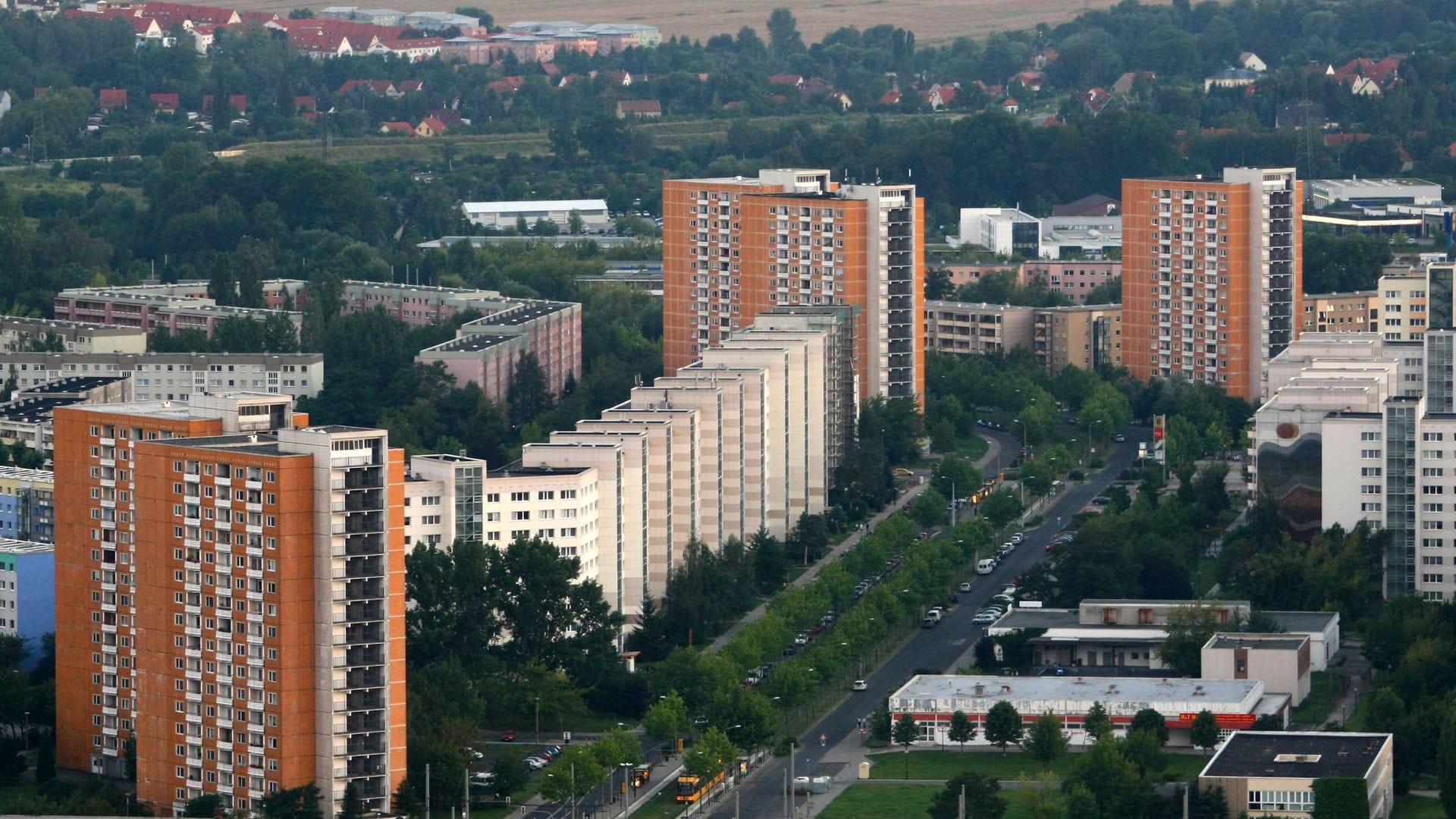 Hochhäuser in Prohlis (Symbolbild): Eine ZDF-Reportage begleitet Menschen in dem Stadtteil durch ihren Alltag.