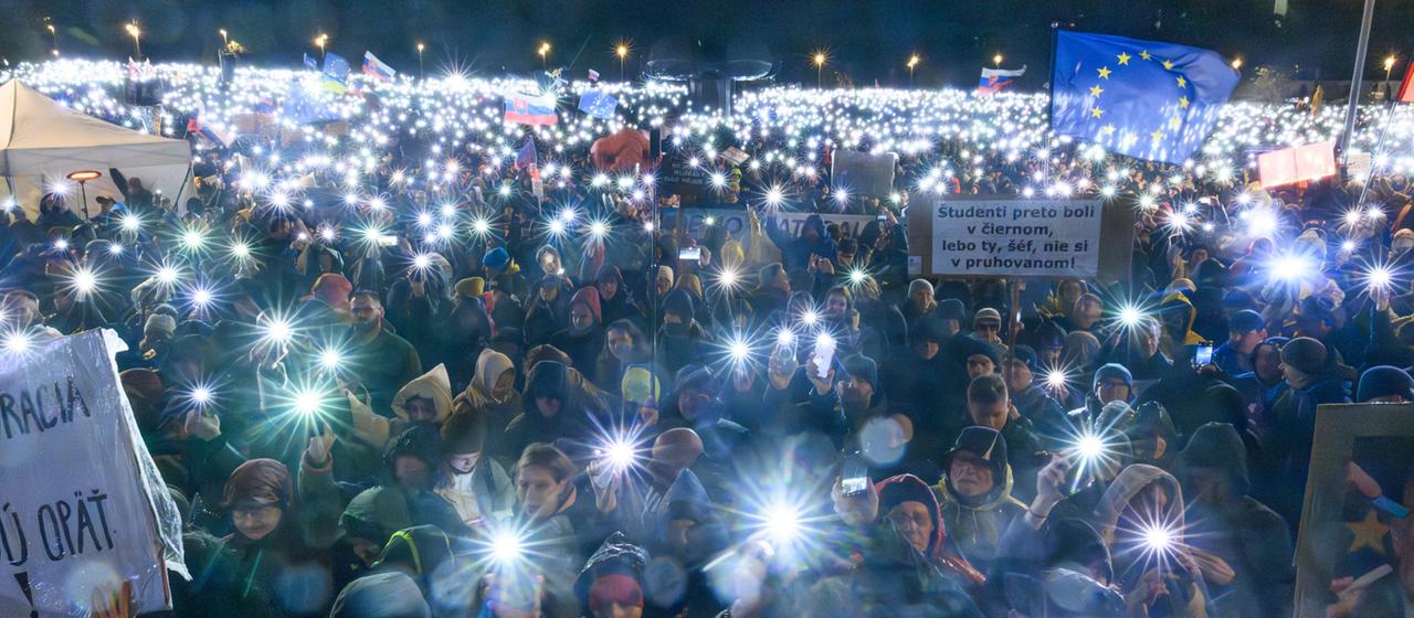 Menschen nehmen an einer Protestkundgebung in Bratislava, Slowakei teil. | dpa Menschen nehmen an einer Protestkundgebung in Bratislava, Slowakei teil.
