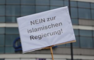 Plakat während einer Demonstration. 