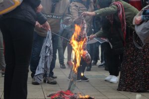 Kopftuch unter Flammen. 