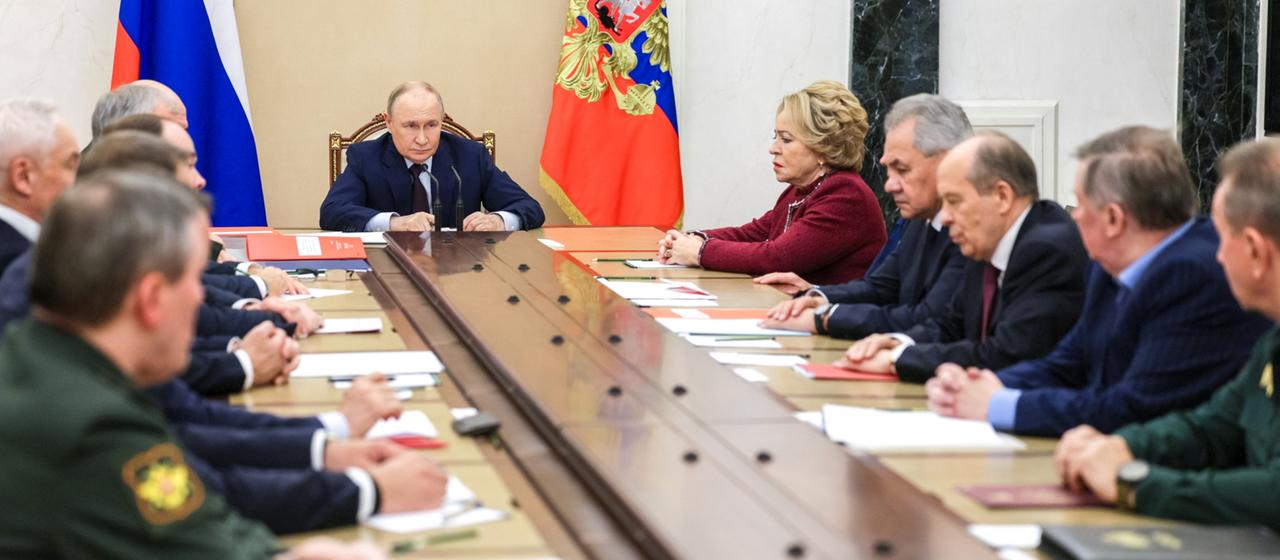 Wladimir Putin und das russische Sicherheitskabinett tagen