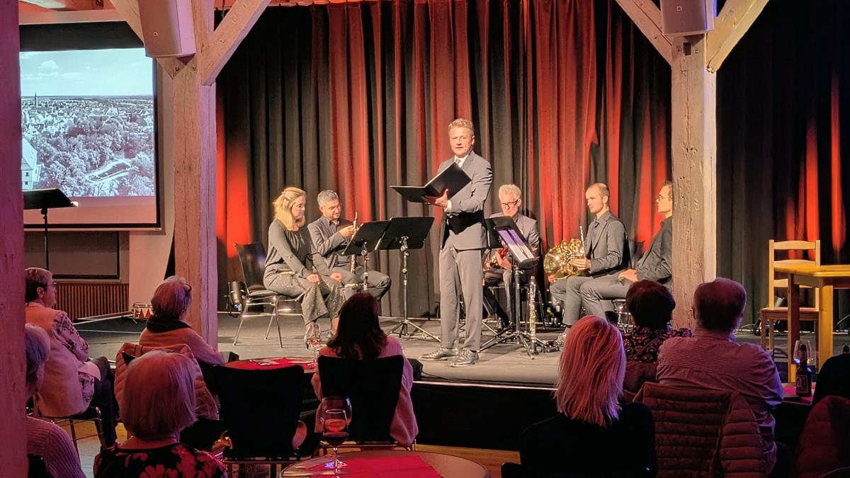 Schauspieler Roman Knizka tritt mit Programm „Dass ein gutes Deutschland blühe“ in Friedberg auf