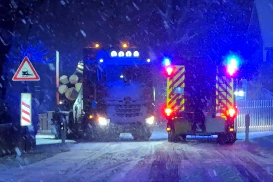 In Grünbach (Vogtland) blieb ein Laster auf einer verschneiten Straße stecken. Die Feuerwehr rückte an.