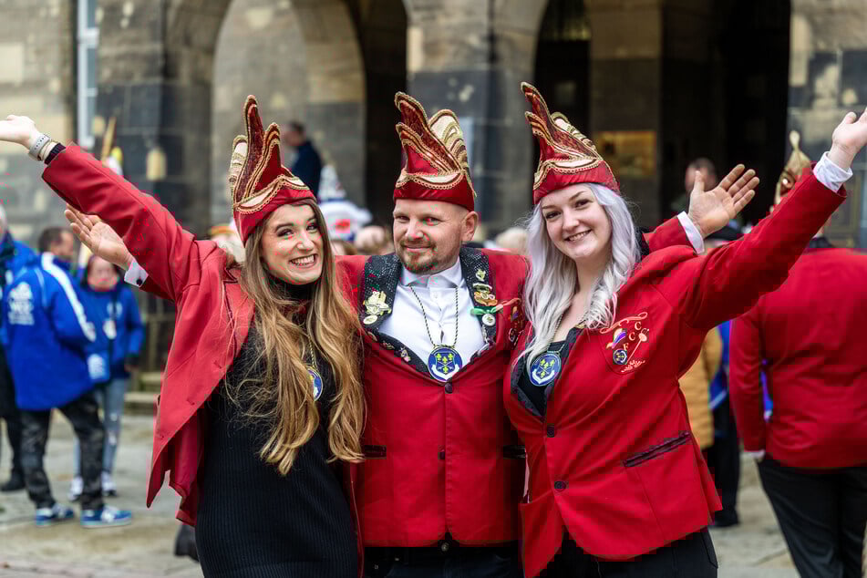 Michelle Grandt (25, v.l.), Christoph Laubner und Faye Junghanns (23) vom Faschingsclub an der Chemnitz.