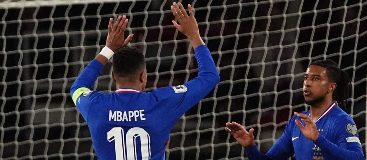 Michael Olise (r.) jubelt mit Kylian Mbappé (l.) | DIMITAR DILKOFF/afp Michael Olise (r.) jubelt mit Kylian Mbappé (l.)