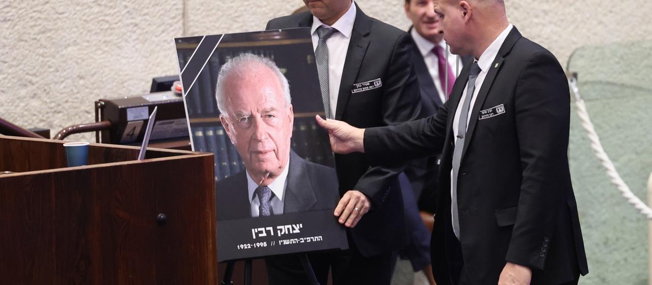 Ein Foto von Izchak Rabin wird in der Knesset aufgestellt.