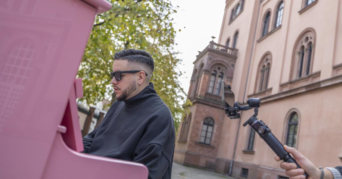 Rapper Marvlife dreht Musikvideo mit Klavier in Wiesbaden