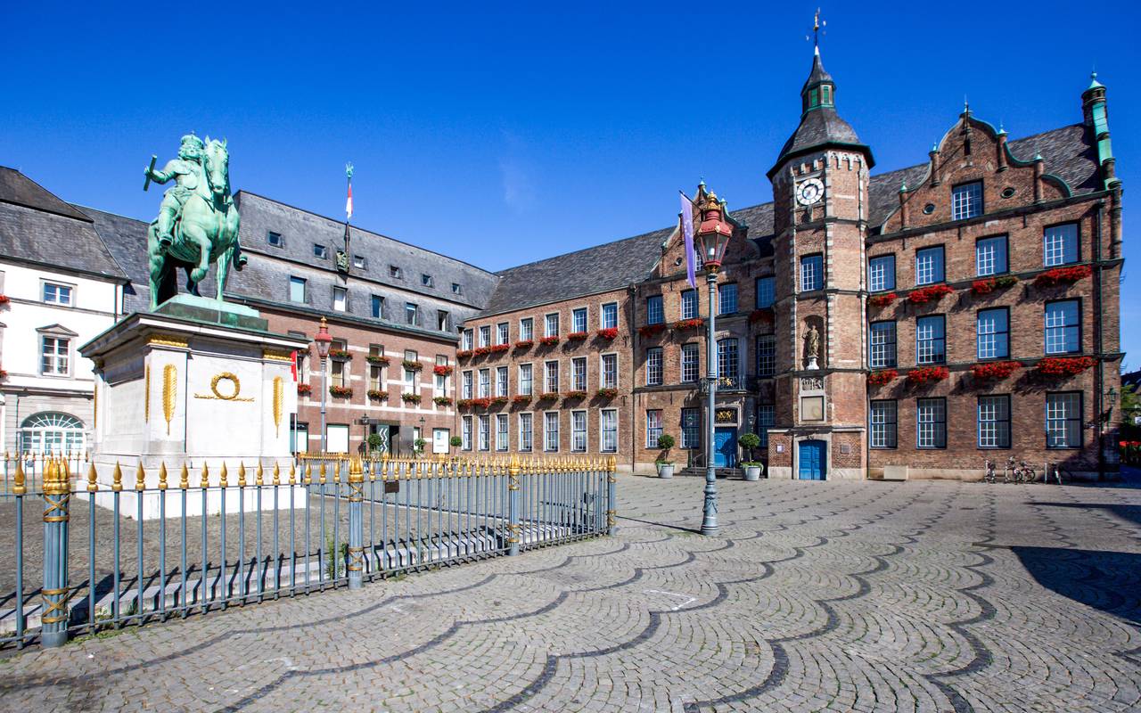 Das Düsseldorfer Rathaus auf dem Markplatz in der Altstadt. Im Vordergrund steht das Jan-Wellem-Denkmal.