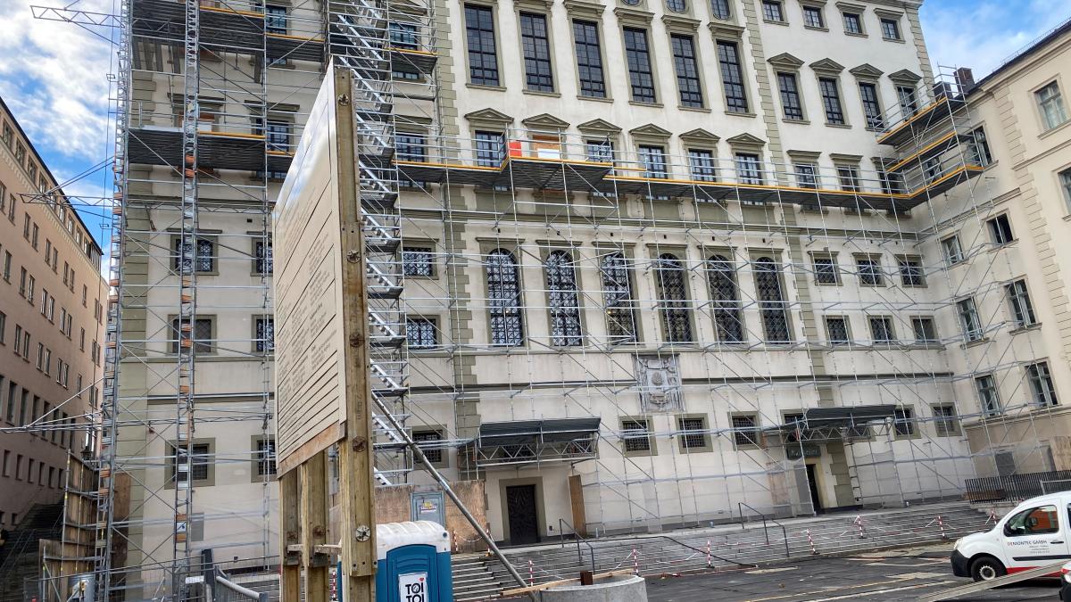 Nächtliche Tour auf Baugerüst am Rathaus endet mit einem Polizeieinsatz