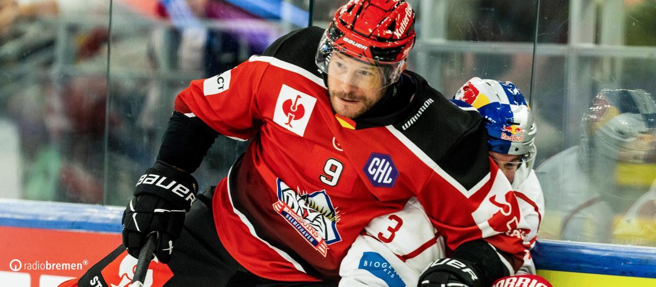 Der Bremerhavener Jan Urbas checkt im Spiel der Champions Hockey League einen Salzburger Spieler in die Bande.