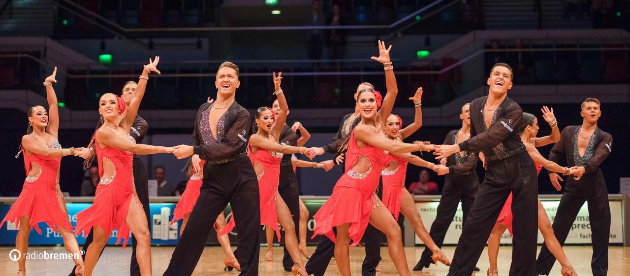 Die Lateinformation des Bremer Grün-Gold-Clubs präsentiert bei der Deutschen Meisterschaft erstmals "Last Dance". | Waldemar Quella Die Lateinformation des Grün-Gold-Clubs bei einer Pose ihrer Choreografie "Last Dance" bei der Deutschen Meisterschaft in Bremen.