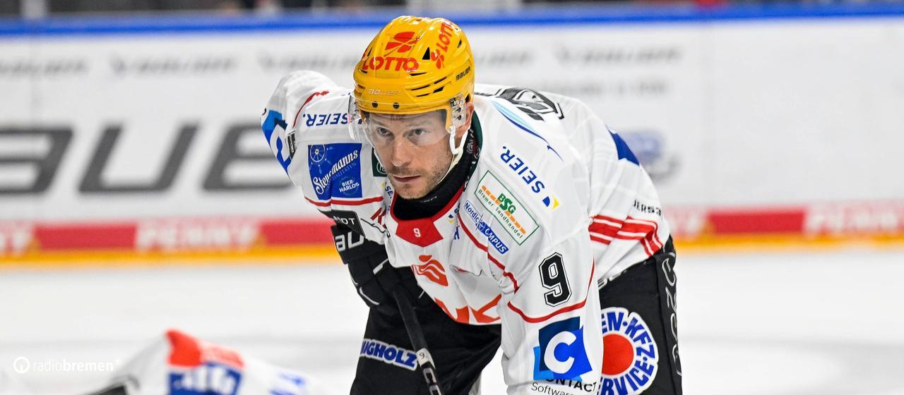 Eishockeyspieler Jan Urbas steht beim Bully.