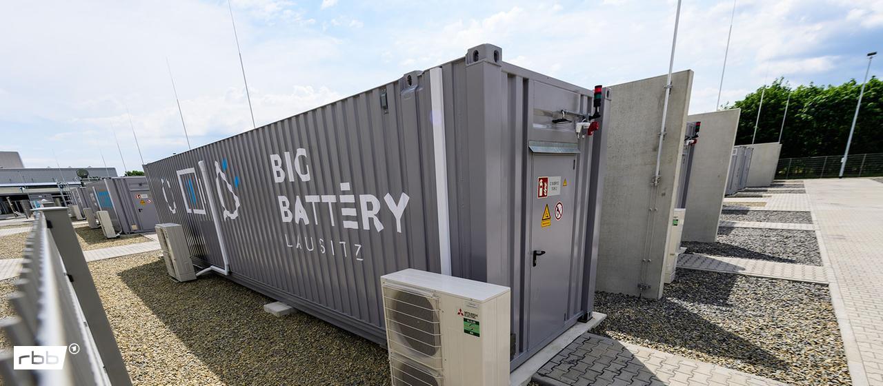219858540 | dpa/Stache Archivbild: Die BigBattery-Anlage steht bei der Lausitz Energie Kraftwerke AG und Lausitz Energie Bergbau AG (LEAG) am Standort Schwarze Pumpe hinter einem Zaun. (Quelle: dpa/Stache)
