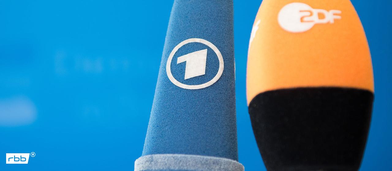 Symbolbild: Die Mikrofone von ARD und ZDF sind vor einer Pressekonferenz nebeneinander aufgestellt. (Quelle: dpa/Stache)