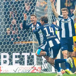 Die Spieler von Hertha BSC jubeln über das 1:0 gegen Dynamo Dresden. (Foto: IMAGO / Matthias Koch)