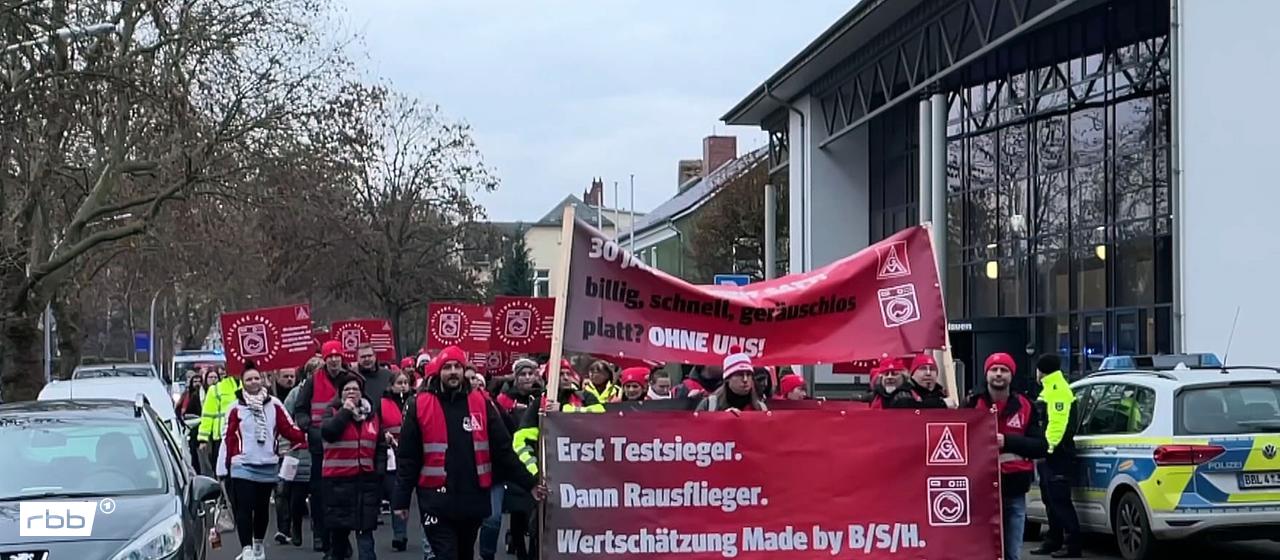Demonstranten ziehen gegen die geplante Schließung des BSH-Werks durch Nauen. (Quelle: rbb)