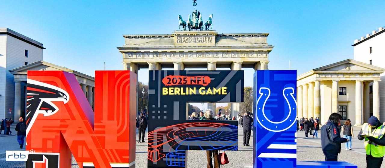 Ein NFL-Schriftzug vor dem Brandenburger Tor (Quelle: imago images/PEMAX)