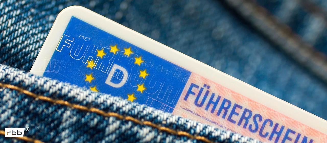 Audio: rbb|24 | 26.11.2025 | Oliver Noffke | dpa/Engelbert Rief Symbolbild: Ein Führerschein in der Hosentasche. (Quelle: dpa/Engelbert Rief)